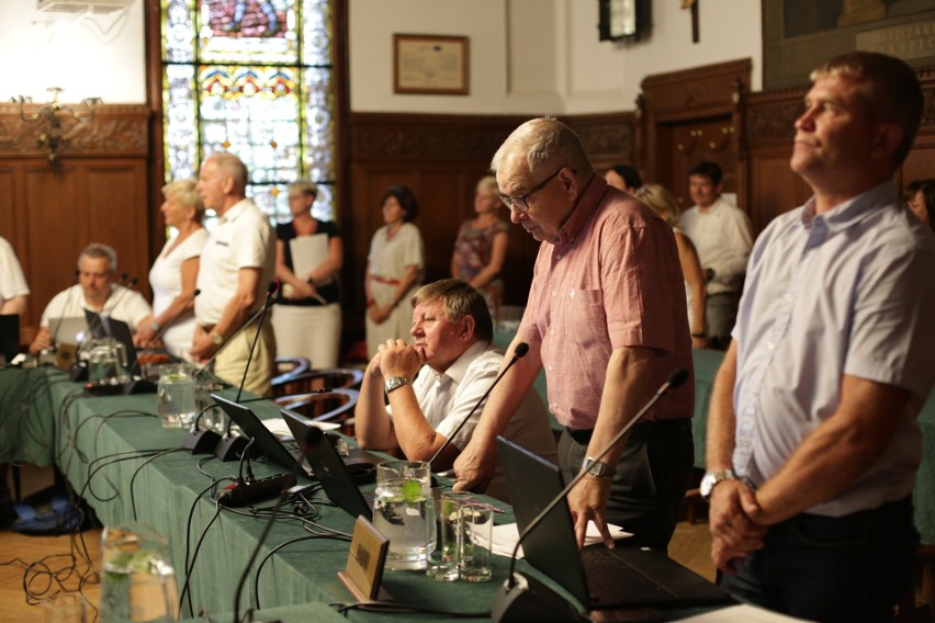 Robert Biedroń zwołał sesję nadzwyczajną i poszedł na urlop....