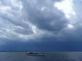 Pogoda w regionie. Chmury szkwałowe nad jeziorem Łebsko
