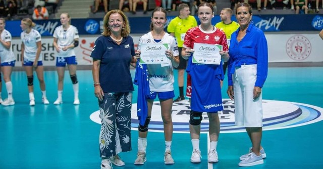 Reprezentacja Polski w piłce ręcznej kobiet do lat 17 na 4. miejscu w mistrzostwach Europy.