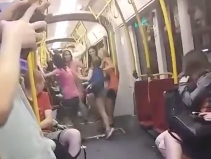 Bójka dziewcząt w tramwaju. I nikt nie reaguje [WIDEO]