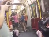 Bójka dziewcząt w tramwaju. I nikt nie reaguje [WIDEO]