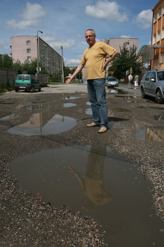 Ulica Młoda została zrujnowana podczas remontu ulicy Jagiellońskiej. Kiedy zostanie naprawiona? - pyta Jan Mróz z Kielc.