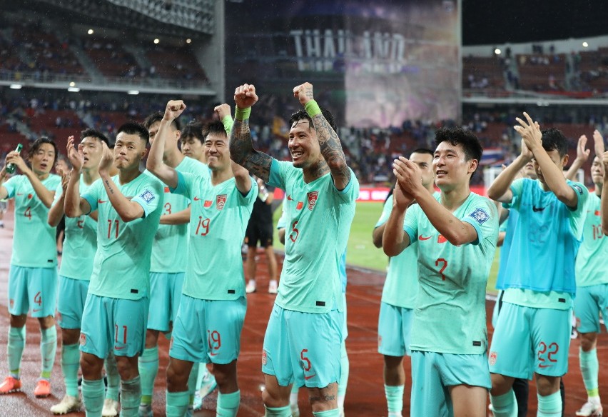 Zwycięzcy reprezentanci Chin w meczu z Tajlandią w Bangkoku