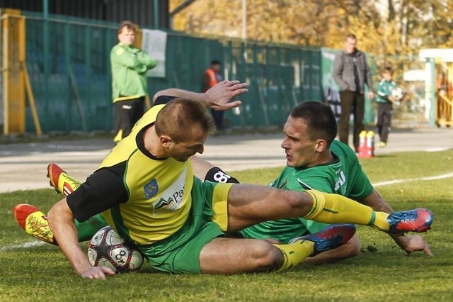 Siarka i Stal Stalowa Wola będą mieć atut boiska. Nz. walczą Mirosław Baran (z lewej), i Tomasz Płonka.