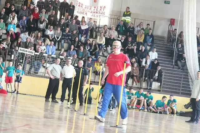 - Panowie, którzy w naszej drużynie podjęli się tego zadania opowiadali, że kiedy włożyli okulary czuli się tak, jakby rzeczywiście wypili sporą ilość alkoholu - powiedział Jakub Jurek, sołtys Mamlicza. 