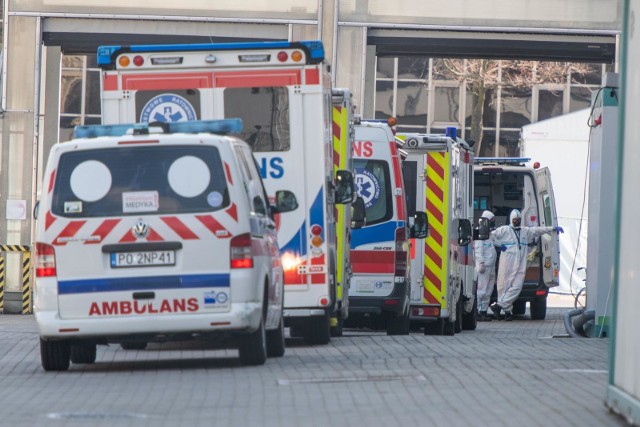 - Ostatniej doby do szpitali na oddziały covidowe trafiło ponad 800 osób- poinformował wiceminister zdrowia. 