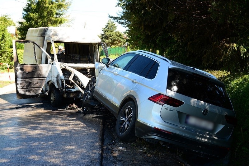 Po zderzeniu dostawczego busa z osobówką w Odrzykoniu doszło do pożaru. Jedna osoba poważnie ranna [ZDJĘCIA]