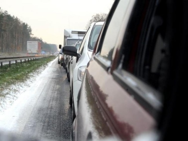 Mgła i śnieg. Solarki pracują na drogach w zachodniopomorskim