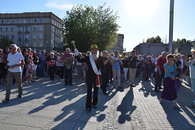 Tłumy na paradzie w Alejach. Częstochowa stolicą jazzu tradycyjnego! Zobacz kolejne zdjęcia. Przesuwaj zdjęcia w prawo - naciśnij strzałkę lub przycisk NASTĘPNE