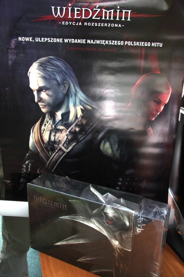 Gra oraz plakat przekazane na licytację przez firmę CD Projekt.