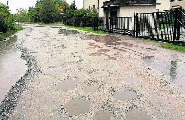 Dziury wypełnione wodą i rozlewiska na chodniku  - tak wygląda ul. Pionierów na Złotnie.