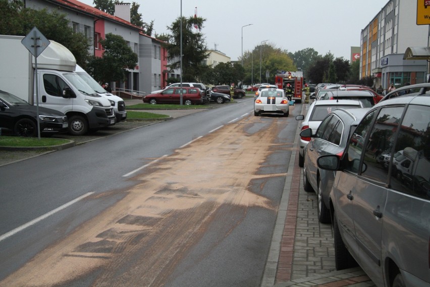 Zanieszczyszczone oleistą substancją ulice w Tarnobrzegu. Strażacy w akcji (ZDJĘCIA)
