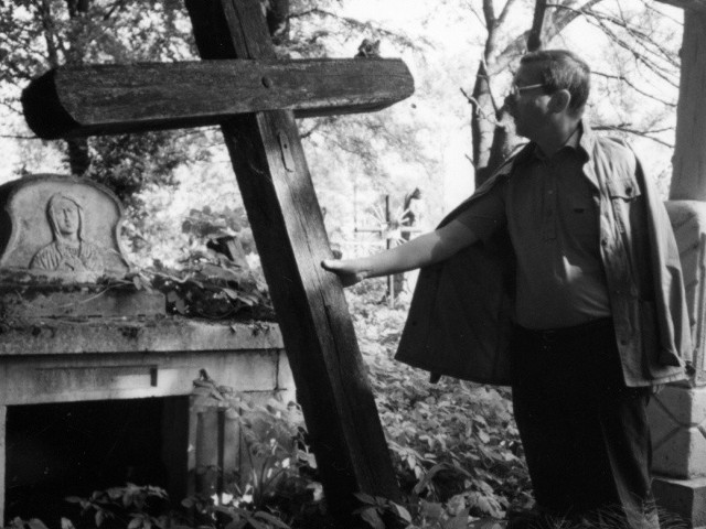 Duszpasterz potoczan, ks. prof. Andrzej Hanich, przy odnalezionym grobie swego dziadka na cmentarzu w Potoku Złotym w 1993 r.