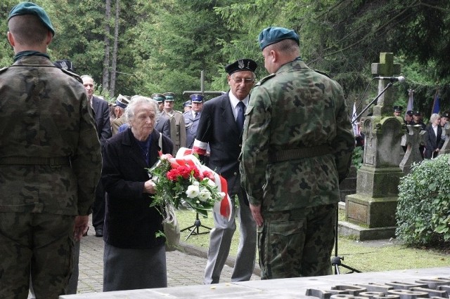 Kwiaty na Grobie Katyńskim złożyli przedstawiciele służb mundurowych, organizacji społecznych, samorządowcy, młodzież i kombatanci.