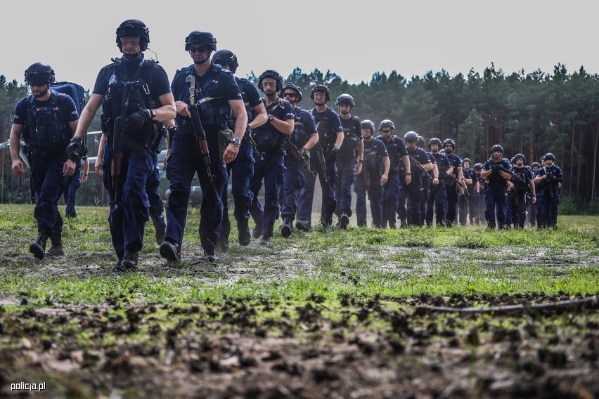 Prawie pół tysiąca policjantów ćwiczyło na poligonie w Nowej Dębie [ZDJĘCIA]