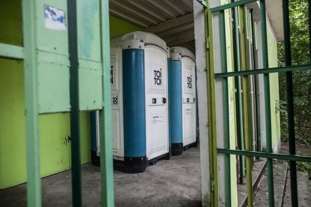 Chuligani wrzucili do stawu w Arturówku jedną z takich przenośnych toalet.