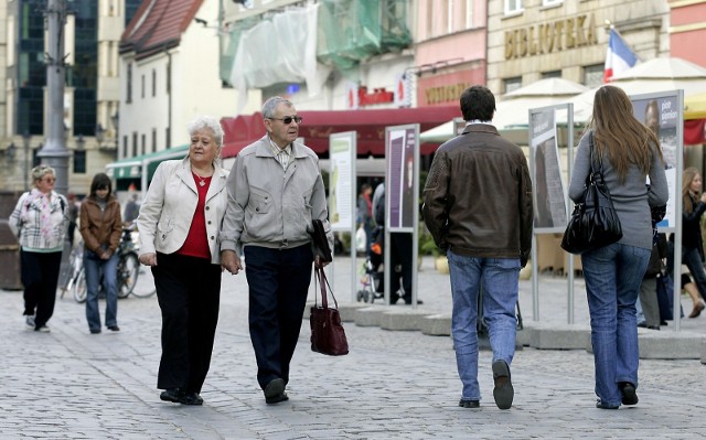 Inflacja, która przekroczyła już 10 procent sprawia, że tegoroczna waloryzacja emerytur nie jest w stanie zrekompensować emerytom świadczenia z ZUS wzrostu kosztów utrzymania. Tym bardziej, że żywność, leki oraz koszty utrzymania mieszkania rosną najszybciej. Jest reakcja - wielu emerytów skorzysta już od lipca na nowych rozwiązaniach podatkowych. Zobacz więcej informacji i wyliczenia na kolejnych slajdach naszej galerii.