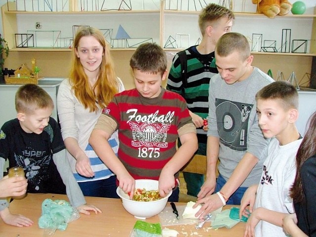 Uczniowie wspólnie przygotowywali kolorowe sałatki. Były one nie tylko pełne witamin, ale i kusiły wspaniałym wyglądem. 