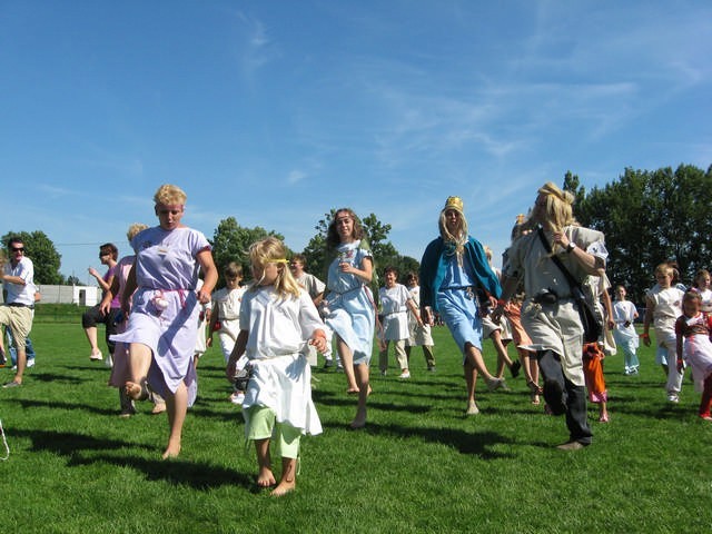 Motywem przewodni zlotu byli Słowianie. Grupa dzieci spod Sandomierza przygotowała pokaz słowiańskiego tańca, występując w oryginalnych przebraniach
