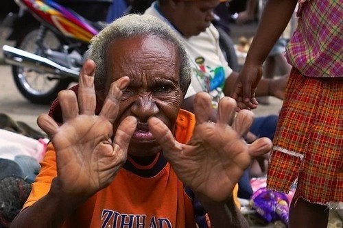 Plemię Dani z Zachodniej Papui ucinają sobie palce podczas...