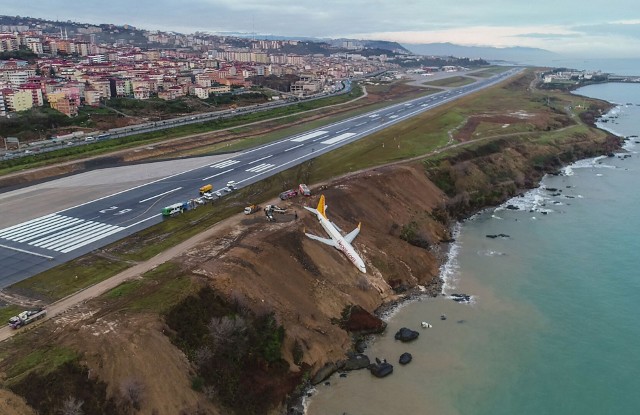 Samolot Pegasus Airlines, który zawisł nad klifem w Trabzonie