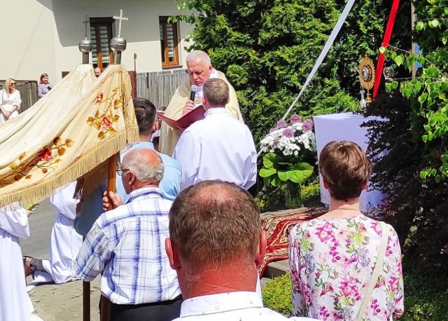 Piękna pogoda i duże poluzowanie obostrzeń sprawiły, że w procesji Bożego Ciała w Rogowie, w gminie Końskie uczestniczyło kilkuset mieszkańców parafii pod wezwaniem świętego Wojciecha.Zobaczcie na kolejnych slajdach Boże Ciało 2021 w Rogowie 