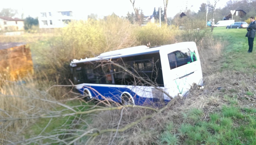 Kraków. Autobus MPK wpadł do rowu 