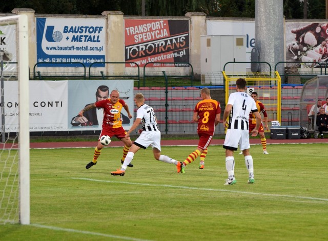 W piątkowy wieczór Chojniczanka rozegrała mecz inauguracyjny sezonu 2018/2019 Fortuna I Liga. Pierwszym rywalem piłkarzy MKS-u Chojnice był zespół Sandecji Nowy Sącz. Zakończone remisem 3:3 spotkanie odbyło się na boisku przy Mickiewicza w Chojnicach. Bramki dla gospodarzy zdobyli: Wojciech Trochim (2), Hubert Wołąkiewicz (9), Tomasz Boczek (61), a dla przeciwnika - Mateusz Klichowicz (12), Mariusz Gabrych (84), Maciej Korzym (91). Na konferencji prasowej trener Przemysław Cecherz przyznał, że nie na taki wynik liczył i że wygrywając 2:0, a później 3:1 jego piłkarze nie powinni pozwolić rywalowi, by wydarł im zwycięstwo. Szkoleniowiec Sandecji, Tomasz Kafarski, przyznał z kolei, że cieszy się, że jego drużyna z Chojnic wyjeżdża z jednym punktem, bo wie, że to silny rywal.