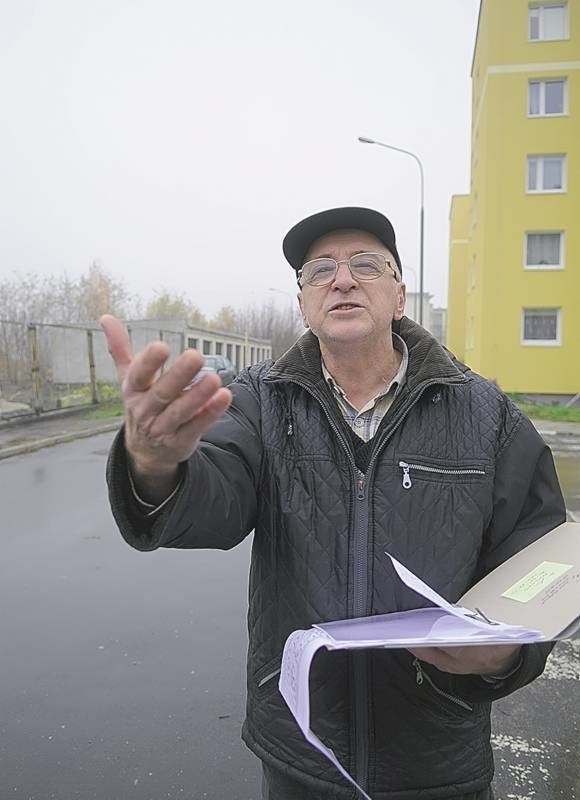Czesław Jurasik pokazuje nam wąską uliczkę Obywatelską. To właśnie tędy będą codziennie przejeżdżać mieszkańcy nowo powstającego osiedla Dominopark.