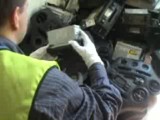Policjanci z Kielc znaleźli pod Łodzią "dziuplę" z częściami kilkudziesięciu samochodów (wideo)
