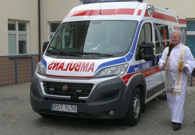 Poświęcenia nowej karetki pogotowia ratunkowego fiata ducato dokonał kapelan szpitala ksiądz Jan Andrzejewski.