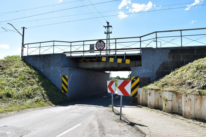 Opole. Wiadukt kolejowy nad ul. Krapkowicką do przebudowy. W...