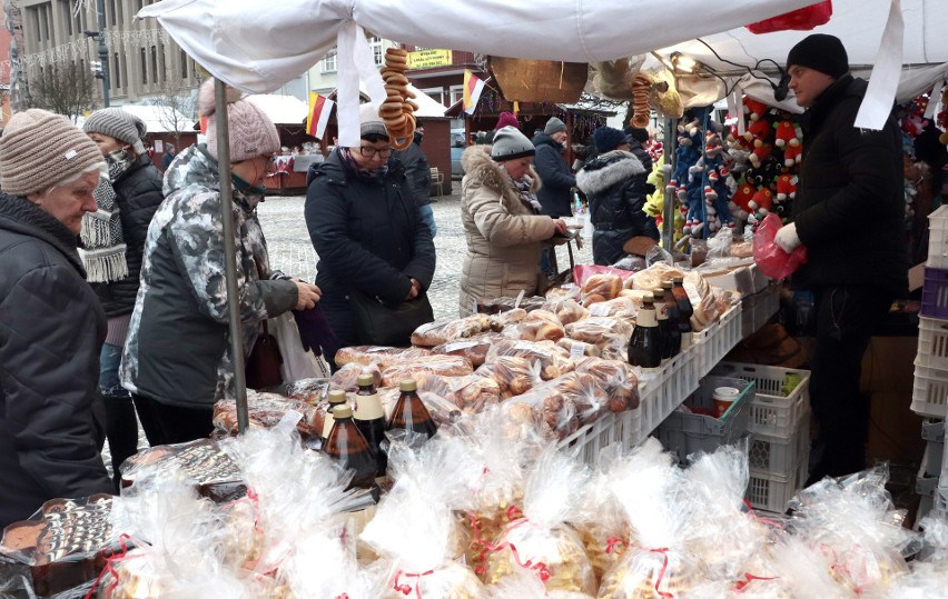 Jarmark św. Mikołaja na Rynku w Grudziądzu. Na straganach można kupić rękodzieło i nie tylko. Zobacz zdjęcia