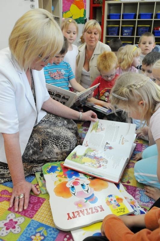 Dorota Klak wciąż lubi czytać dzieciom, przedstawia więc swoją interpretację bajki również maluchom z grupy Krasnali we własnym przedszkolu "Pod Muchomorkiem&#8221;