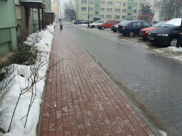 Chodniki i ulice przy Czajkowskiego  z samego rana wyglądała jak lodowisko.