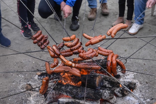 Taki grill jak ten na zdjęciu sprzed roku na razie jest niemożliwy do zorganizowania, ze względu na pandemię.Zobacz kolejne zdjęcia. Przesuwaj zdjęcia w prawo - naciśnij strzałkę lub przycisk NASTĘPNE