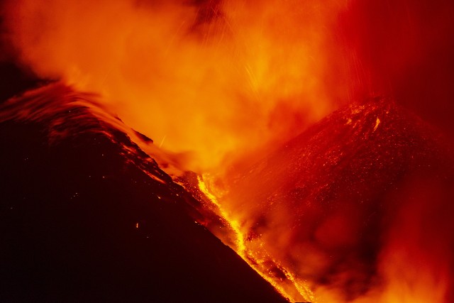 Lawa spływa po zboczach Etny. Jej ostatni tak duży wybuch miał miejsce w 1992 r.