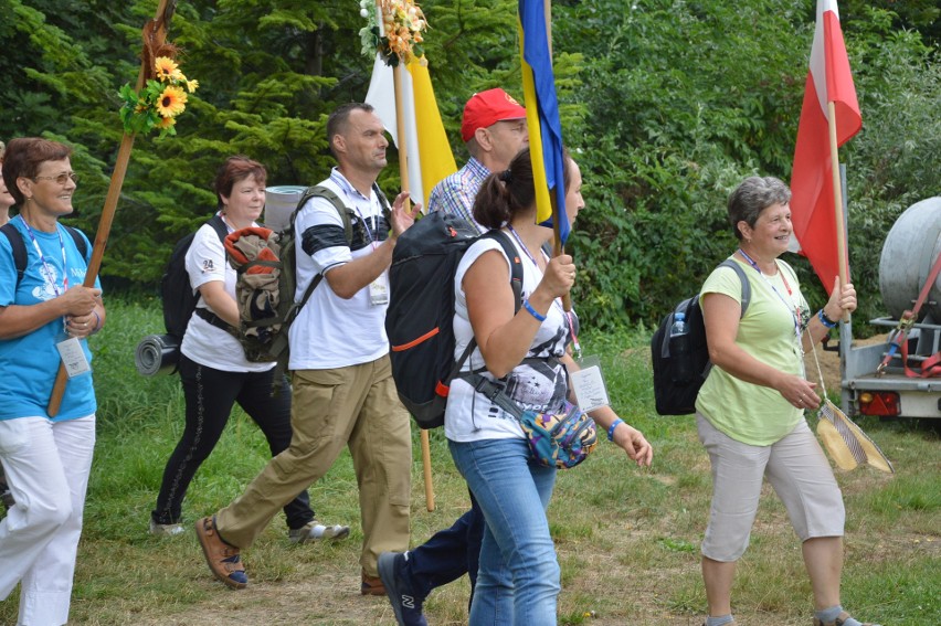 Powiat proszowicki. W czasie pandemii pielgrzymi idą sztafetowo