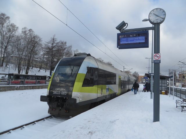 Podróżni udający się dalej do Szklarskiej Poręby mogą wysiąść na stacji Jelenia Góra Zabobrze lub na stacji końcowej czyli Jelenia Góra, aby tam się przesiąść (czas na przesiadkę w optymalnej wersji to około 14-15 minut).