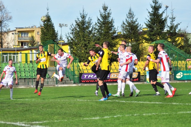 Piłkarze Siarki Tarnobrzeg (w żółto-czarnych koszulkach) rozegrają w sobotę sparingowy mecz z Koroną II Kielce.   