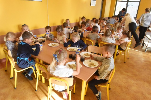 Obiady w szkołach jedzą przeważnie młodsze dzieci