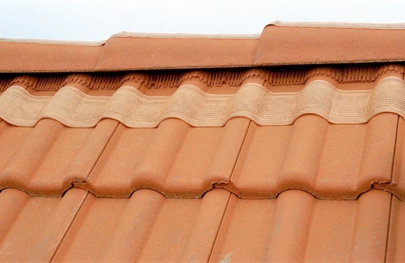 Na dachu można stosować miedziane kształtki lub taśmy,...