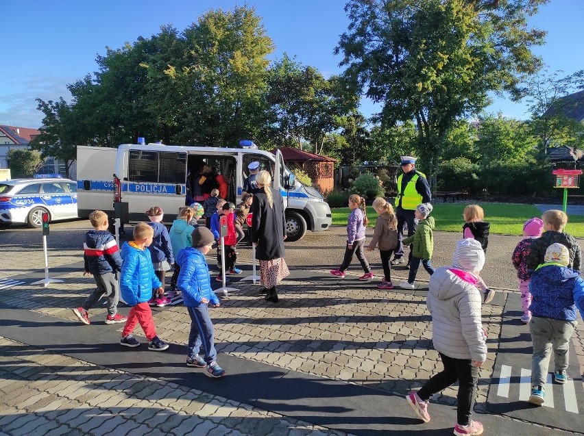 Nauka zasad poruszania się po pasach pod okiem policjantów.