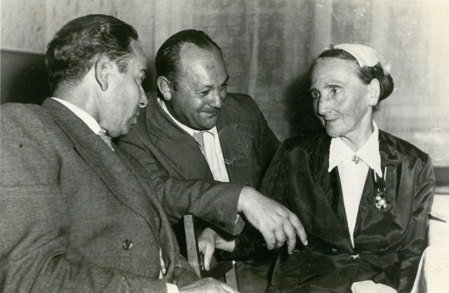 Dyrektor Aleksander Majorek (w środku) oraz Maria Pilecka podczas jubileuszu 10-lecia istnienia WiMBP w Koszalinie, 1957 r.