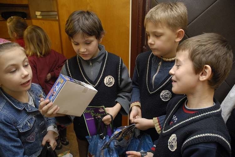 Kibice slupskiego Gryfa, dzieciom z klas pierwszych Szkoly...