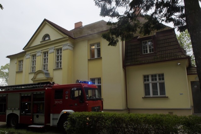 W piątek odbyły się ćwiczenia służb ratowniczych w Słupsku. Działania odbyły się na terenie szkoły muzycznej.  Przebieg ćwiczeń: Przed godz. 14., dyżurny słupskiej straży pożarnej ze słupska, otrzymał wiadomość o pożarze w szkole muzycznej przy ul. Szczecińskiej. Pożar bardzo szybko został zlokalizowany, okazało się że pali się archiwum w pomieszczeniach piwnicznych szkoły. Akcja gaśnicza trwała ok 3 godzin. Tylko jedna osoba, wymagała przewiezienia do centrum poparzeń śmigłowcem LPR-u, ze specjalnie przygotowanego lądowiska wyznaczonego koło szkoły.