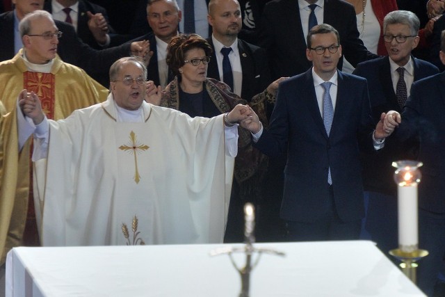 Premier Mateusz Morawiecki stawia organizację ojca Tadeusza Rydzyka jako wzór polskości dla wszystkich