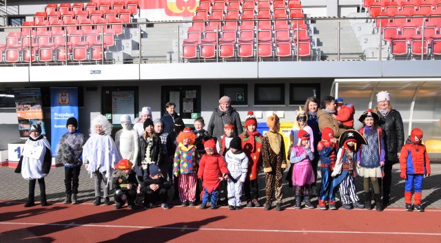 W blokach startowych stanęli obok siebie mumia, spiderman, pirat, wiedźmin, truskawka i wiele innych niecodziennych filmowych i bajkowych postaci. Na Stadionie Miejskim im. Inowrocławskich Olimpijczyków odbył się Bieg Karnawałowy dla Dzieci. Wzięła w nim udział trzydziestka "przebierańców" reprezentujących klasy I-III i IV-VIII szkół podstawowych. Impreza miała typowo rekreacyjny charakter. Tak naprawdę nie liczył się uzyskany przez biegaczy czas, tylko najbardziej pomysłowy strój w jakim przystąpili do zawodów. Zabawa był wspaniała. Na najlepiej przebrane dzieciaki czekały nagrody.