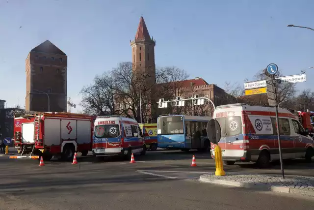 Do wypadku doszło w poniedziałek, 26 lutego, na skrzyżowaniu ulic Pocztowej i Brama Głogowska w centrum Legnicy. Pięć osób zostało poszkodowanych. Na miejscu działają służby.