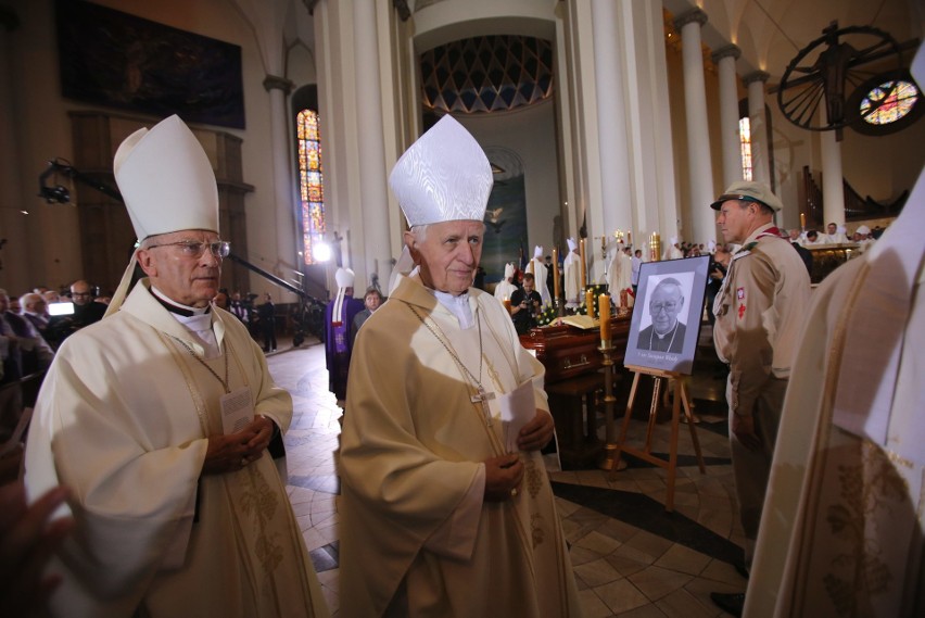 Pogrzeb arcybiskupa Szczepana Wesołego. Zmarły,, zgodnie ze...